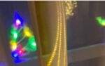 Schemenhafter bunter Tannenbaum und Gold-Fontäne