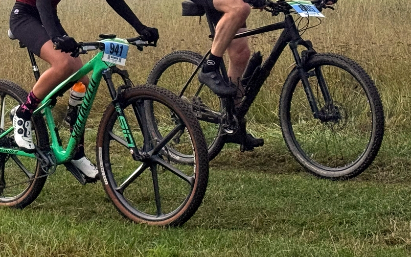 Mountainbikes fahren über eine Wiese